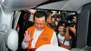 Bupati Karawang Ade Swara hanya tertunduk dan enggan menjawab pertanyaan wartawan usai menjalani pemeriksaan di gedung KPK, Jakarta, Jumat (12/9/2014) (Liputan6.com/Andrian M Tunay)