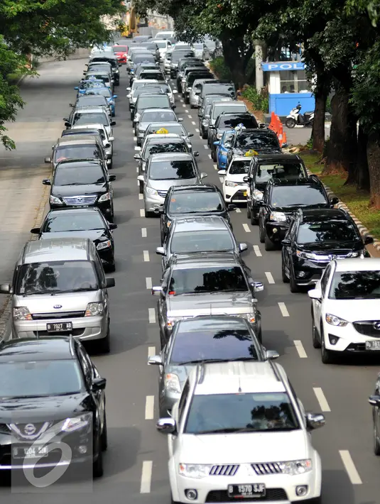 Sejumlah kendaraan melintasi kawasan Semanggi menuju kawasan Thamrin, Jakarta, Selasa (5/4). Penghapusan sementara sistem "three in one" membuat kepadatan. (Liputan6.com/Gempur M Surya)