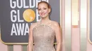 <p>Jessica Chastain tampil memesona dalam balutan gaun Oscar de la Renta. Ia tampil anggun bersahaja dengan gaun penuh perhiasan ini. Foto: The Cut.</p>