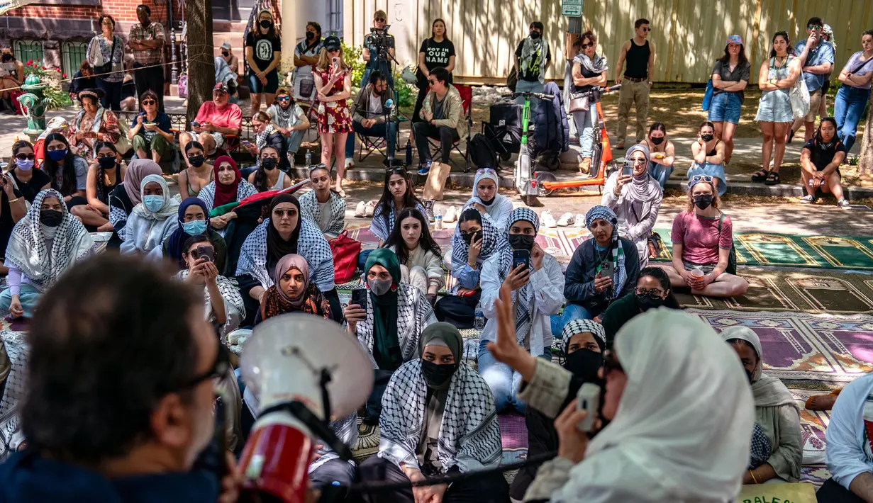 Para aktivis dan mahasiswa berorasi saat berunjuk rasa di dekat perkemahan di University Yard di Universitas George Washington pada 28 April 2024 di Washington, DC. (Kent Nishimura/Getty Images North America/Getty Images via AFP)