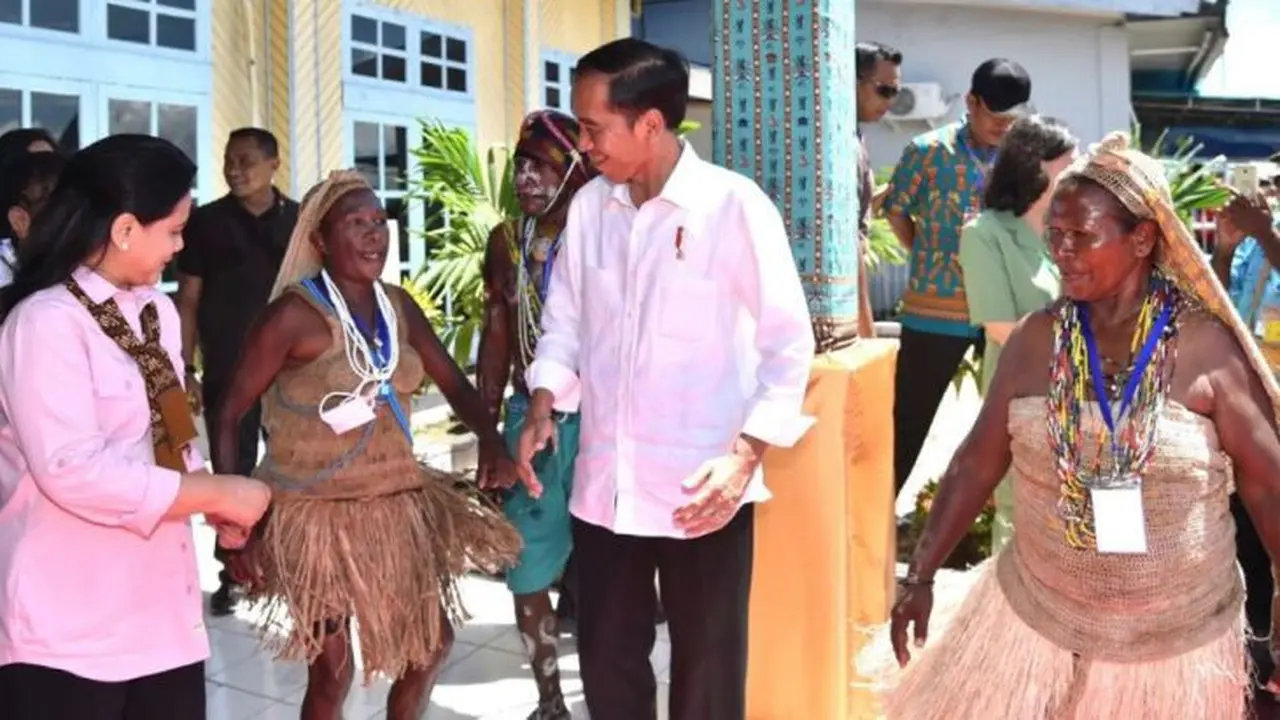 Presiden Jokowi menghadiri puncak Peringatan Hari Ibu di Lapangan Waisai Torang Cinta (WTC), Kabupaten Raja Ampat, Provinsi Papua Barat, Jumat (22/12/2017).