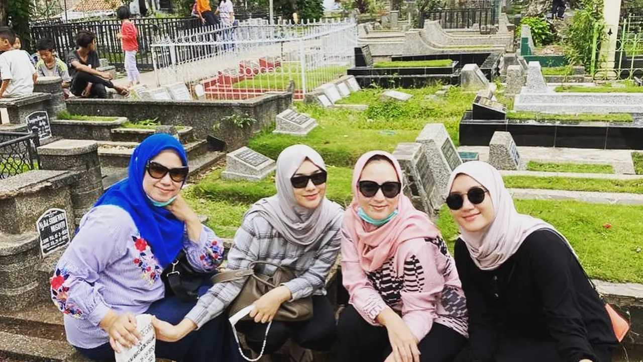 6 Momen Citra Kirana dan Keluarga Ziarah ke Makam Ayah, Sudah Kembali Tersenyum