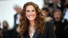 Julia Roberts berpose untuk fotografer setibanya pada pemutaran perdana film Armageddon Time di Festival Film Cannes 2022, Prancis, 19 Mei 2022. (Photo by Vianney Le Caer/Invision/AP)