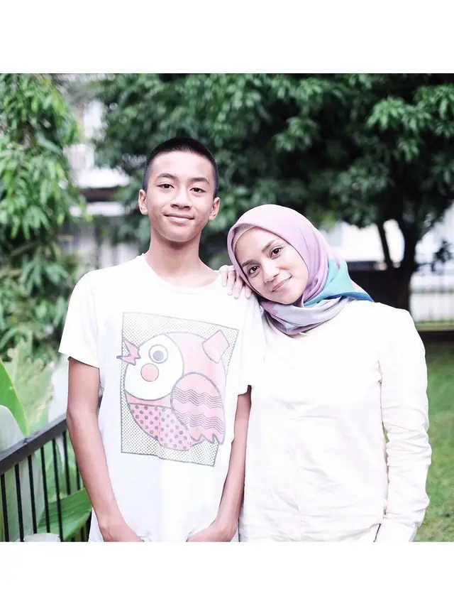 6 Potret Enno Lerian dan Putra Sulungnya, Bak Kakak Adik