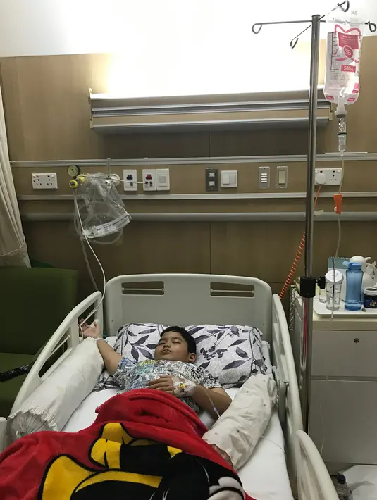 Yusuf Ivander Damares anak semata wayang pasangan Inul Daratista dan Adam Suseno. Ivander terbaring di ranjang rumah sakit. Foto berikutnya, Inul menunggu sang buah hati yang pulas tertidur. (Instagram/inul.d)