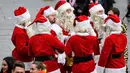 Sekelompok pria dengan kostum Santa Claus tiba di stasiun kereta api saat orang-orang menyambut dimulainya musim karnaval di jalan-jalan Kota Cologne, Jerman, Senin (11/11/2019). Kostum berbagai warna dan bentuk menambah suasana meriah di jalan-jalan dan tempat-tempat umum (AP Photo/Martin Meissner)
