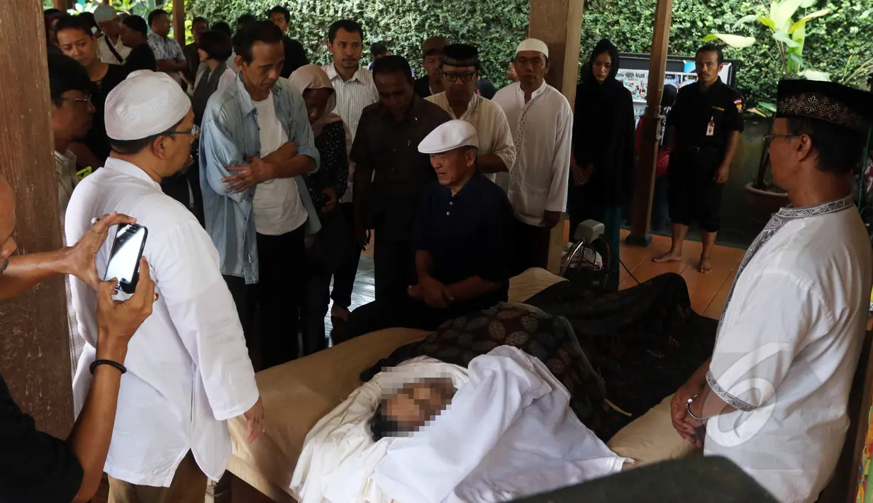 Sejumlah pelayat terlihat mendatangi kediaman almarhum Didi Petet di kawasan Ciputat, Tangsel, Jumat (15/5/2015). Tampak keluarga berlinang air mata mengiringi kepergian terakhir pria bernama asli Didi Widiatmoko tersebut. (Liputan6.com/Helmi Afandi)