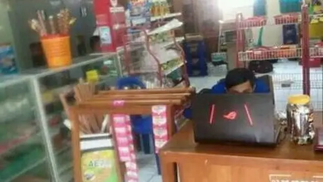 5 Potret Kocak Pekerjaan Sampingan Para Pedagang Ini Bikin Geleng Kepala