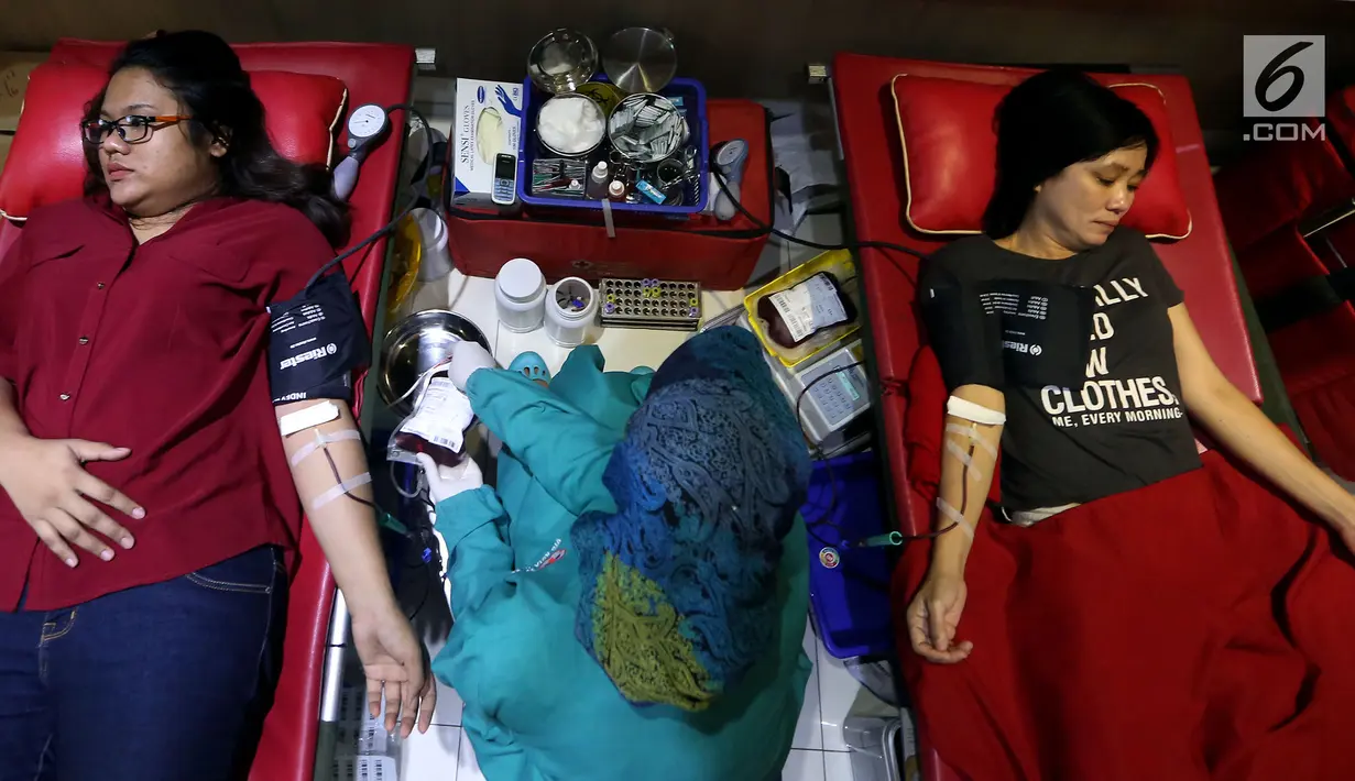 Kegiatan donor darah ini mengambil tema "SUMBANGAN DARAHMU - SELAMATKAN 3 NYAWA" dilaksanakan secara serentak di 42 Negara dengan 218 kota, Jakarta, Rabu (14/6). (Liputan6.com/Johan Tallo)