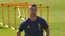 Cristiano Ronaldo melakukan pemanasan saat latihan di pusat pelatihan Juventus Continassa di Turin (22/10). Juventus akan bertanding melawan Manchester United pada lanjutan grup H Liga Champions di Old Trafford. (AFP Photo/Marco Bertorello)