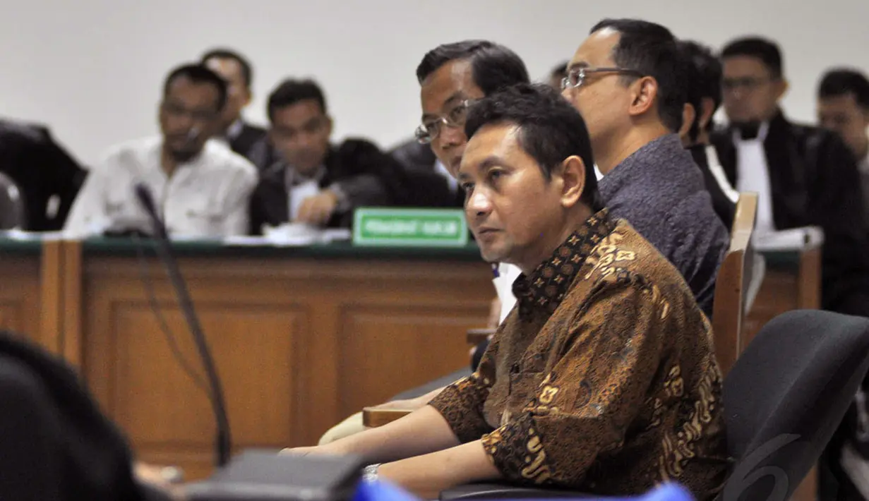 Mantan Kadishub DKI Jakarta, Udar Pristono saat memberikan kesaksian pada sidang dugaan korupsi Bus Transjakarta dengan terdakwa Drajad Adhyaksa dan Seyito Luhu di pengadilan Tipikor Jakarta, Senin (3/11/2014). (Liputan6.com/Miftahul Hayat)