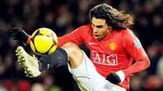 Carlos Tevez - Pemain berusia 37 tahun ini kini berstatus tanpa klub setelah kontraknya di Boca Juniors berakhir. Bomber yang pernah memperkuat Manchester United, Manchester City dan Juventus tersebut saat ini memiliki harga 600 ribu euro.  (AFP/Andrew Yates)