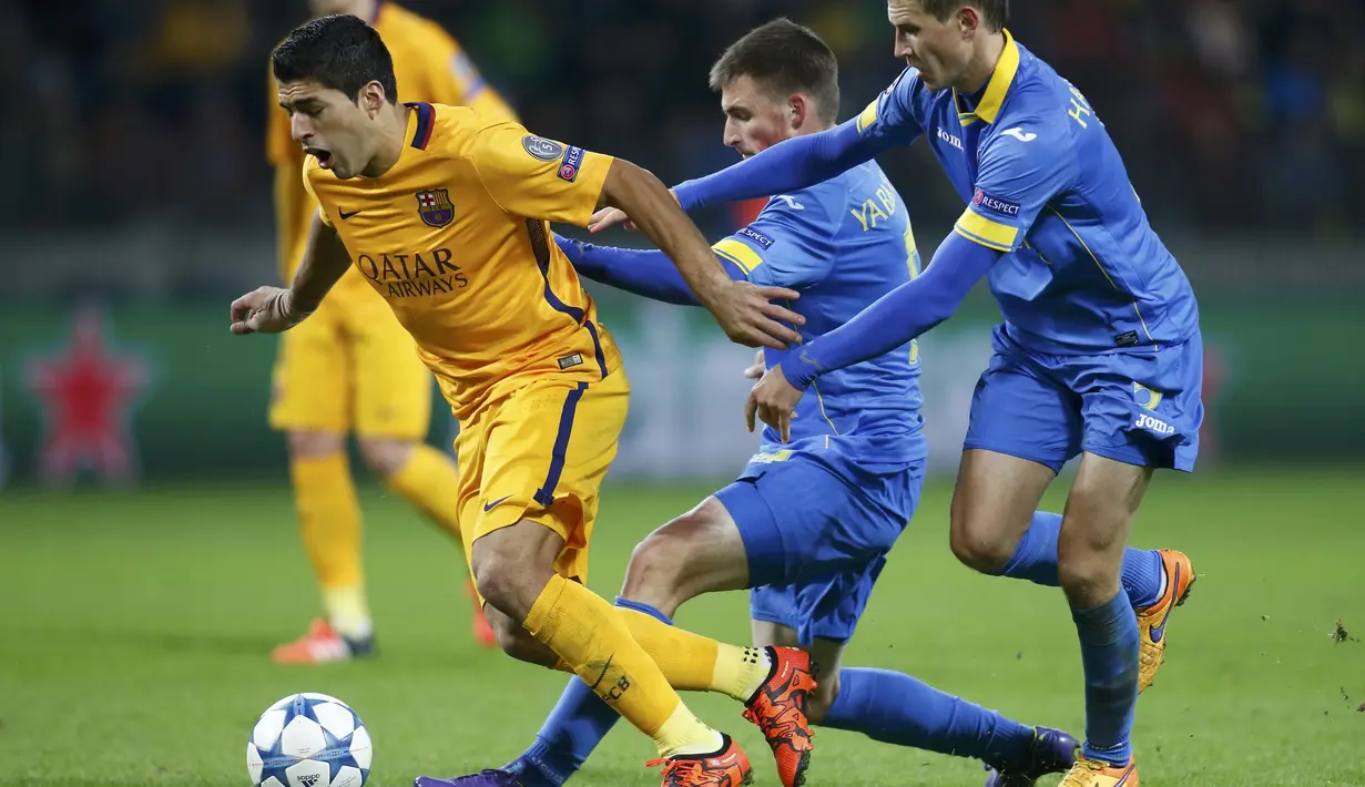 Pemain BATE Borisov berusaha menghentikan pergerakan Luis Suarez. (Reuters/Vasily Fedosenko)