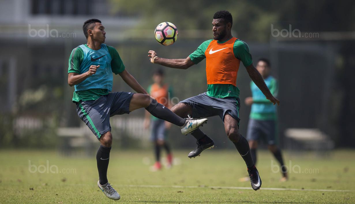 Dengan postur tinggi dan kemampuan mengontrol bola yang baik, Ricky Fajrin diharap bisa menjaga solidnya lini belakang Timnas U-22. (Bola.com/Vitalis Yogi Trisna)