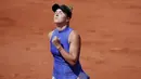 Gaya Elina Svitolina setelah berhasil menaklukan Simona Halep pada gim pertama pada babak delapan besar Prancis Terbuka di Roland Garros stadium, Paris, (7/6/2017). (AP/Christophe Ena)