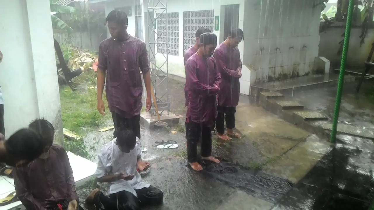 Meskipun hujan deras, santri Garut tetap melangsungkan shalat berjamaah
