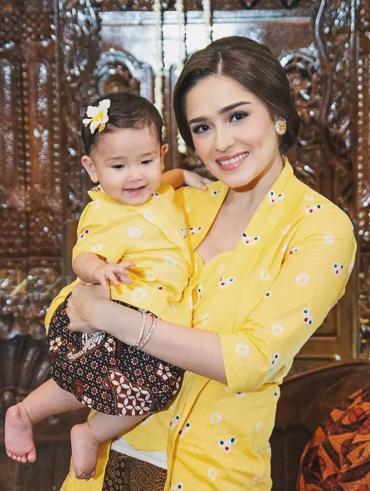 Yasmine Wildblood tampil kompak dengan buah hatinya, Seraphina Rose. Ibu dan anak ini tampil kompak dengan mengenakan kebaya warna kuning. (Foto: instagram.com/yaswildblood)