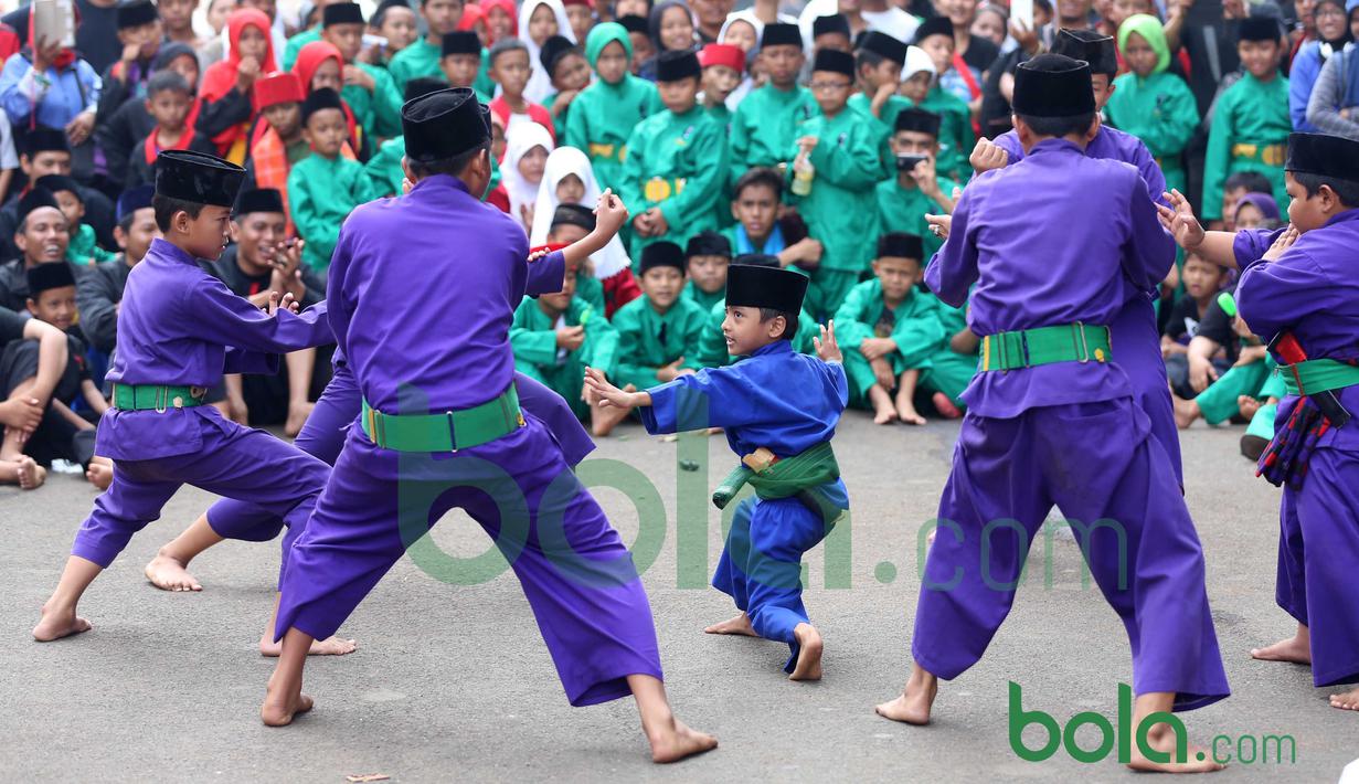 Bocah-bocah betawi memperagakan gerakan Silat Betawi di Kawasan  Jakarta, Minggu (8/11/2015). Kegiatan ini merupakan  bagian dari Silahturahmi Main Pukul Betawi. (Bola.com/Nicklas Hanoatubun)