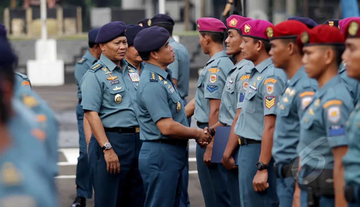 KSAL Laksamana TNI Ade Supandi S.E menyalami personil TNI AL di Mako Armada Barat TNI AL, Jakarta, (24/2/2015). KSAL memberikan penghargaan kepada mereka yang berjasa dalam misi pencarian korban pesawat Air Asia QZ 8501. (Liputan6.com/Faizal Fanani)