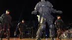 Para prajurit TNI melakukan aksi dalam acara Penghargaan Inovasi Panglima TNI 2014 di Mabes TNI Cilangkap, Jakarta Timur, Minggu (12/10/2014) (Liputan6.com/Miftahul Hayat)