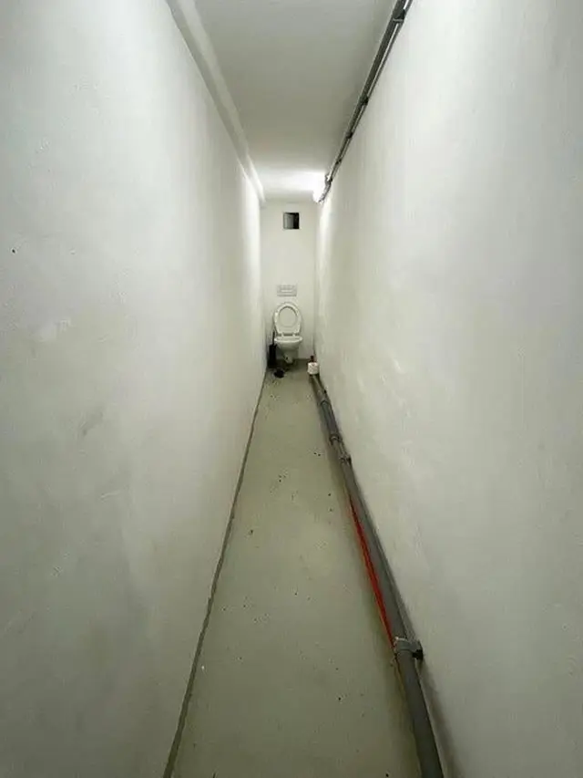 6 Penampakan Toilet Ukuran Sempit Ini Bikin Dada Sesak