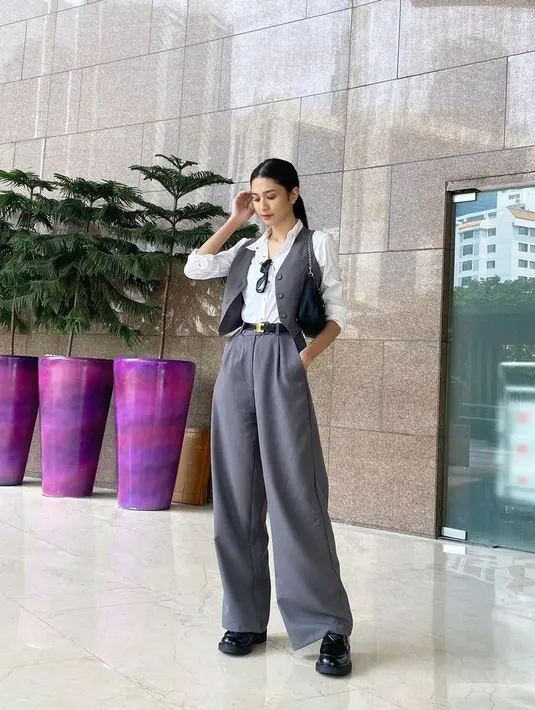 Gaya semi formal Mikha Tambayong dengan kemeja putih, vest, dan celana kulot juga tak kalah menarik. Biar makin kece tambahkan sepatu platform warna hitam. (Instagram/mikhatambayong).