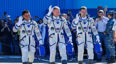 Astronaut NASA Frank Rubio (kiri) bersama kosmonaut Roscosmos Sergey Prokopyev (tengah) dan Dmitri Petelin (kanan) berjalan sebelum peluncuran pesawat ruang angkasa Soyuz MS-22 di kosmodrom Baikonur, Kazakhstan, 21 September 2022. Badan antariksa Rusia, Roscosmos, dan badan antariksa Amerika Serikat, NASA, meluncurkan kru ke Stasiun Luar Angkasa Internasional (International Space Station). (Maxim Shemetov, Pool Photo via AP)