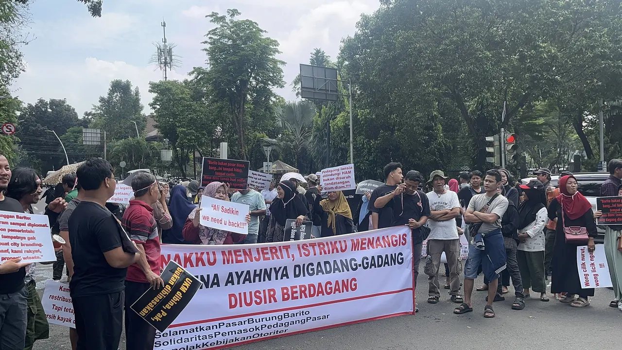 Pedagang Pasar Barito menggelar demonstrasi menolak untuk dipindahkan ke tempat relokasi