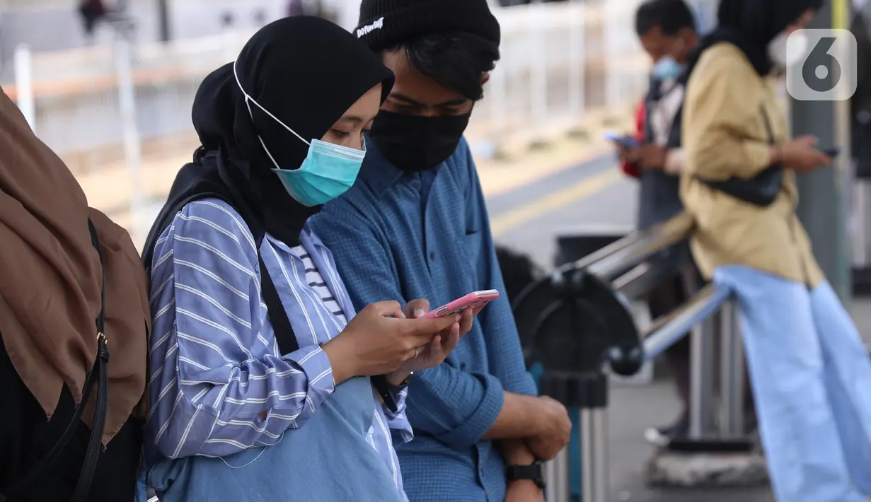 Warga tengah menggunakan smartphone di Jakarta, Senin (11/1/2021). Menurut Perusahan Pasar riset IDC ada pertumbuhan penggunaan smartphone sebesar 49 persen dibanding kuartal sebelumnya, dan 21 persen dari periode yang sama tahun lalu. (Liputan6.com/Angga Yuniar)