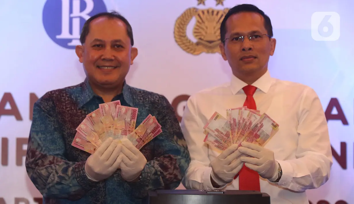 Direktur Departeman Pengelolaan Uang Bank Indonesia Yudi Harymukti (kiri) bersama Kasubdit uang palsu Bareskrim Polri Kombes Pol Victor Togi Tambunan menunjukan uang palsu sebelum dimusnahkan di gedung Bank Indonesia, Jakarta, Rabu (26/2/2020).  (Liputan6.com/Angga Yuniar)