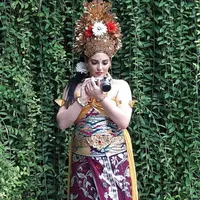 Mengenakan baju khas penari Bali lengkap dengan kemben dan mahkota, pramugari rombongan Raja Arab Saudi ini tampil cantik usai melakukan spa di Bali. | via: facebook.com/wayan.adisumiran
