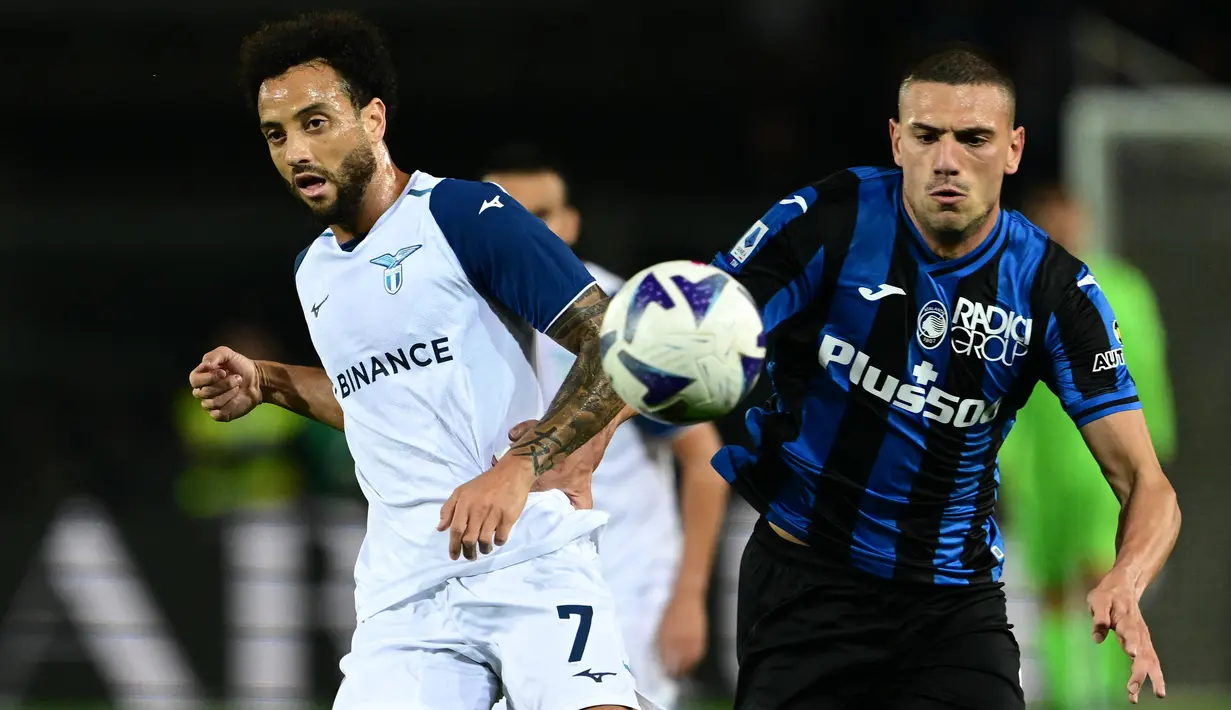 Pemain depan Lazio Felipe Anderson (kiri) dan pemain belakang Atalanta Merih Demiral mengejar bola selama pada pekan ke-11 Liga Italia (Serie A) 2022-2023 i Gewiss Stadium, Italia, Senin (24/10/2022) dini hari WIB. Aquilotti -julukan Lazio- pun sukses meraih kemenangan atas La Dea -julukan Atalanta- dengan skor 2-0. (Photo by Miguel MEDINA / AFP)