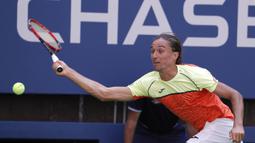 Petenis Ukraina, Alexandr Dolgopolov, mengembalikan bola saat bertanding melawan petenis Spanyol, Rafael Nadal,  pada turnamen AS Terbuka 2017 di New York, Senin (4/9/2017). Nadal menang 6-2, 6-4, 6-1 atas Alexandr Dolgopolov. (AP/Julie Jacobson)