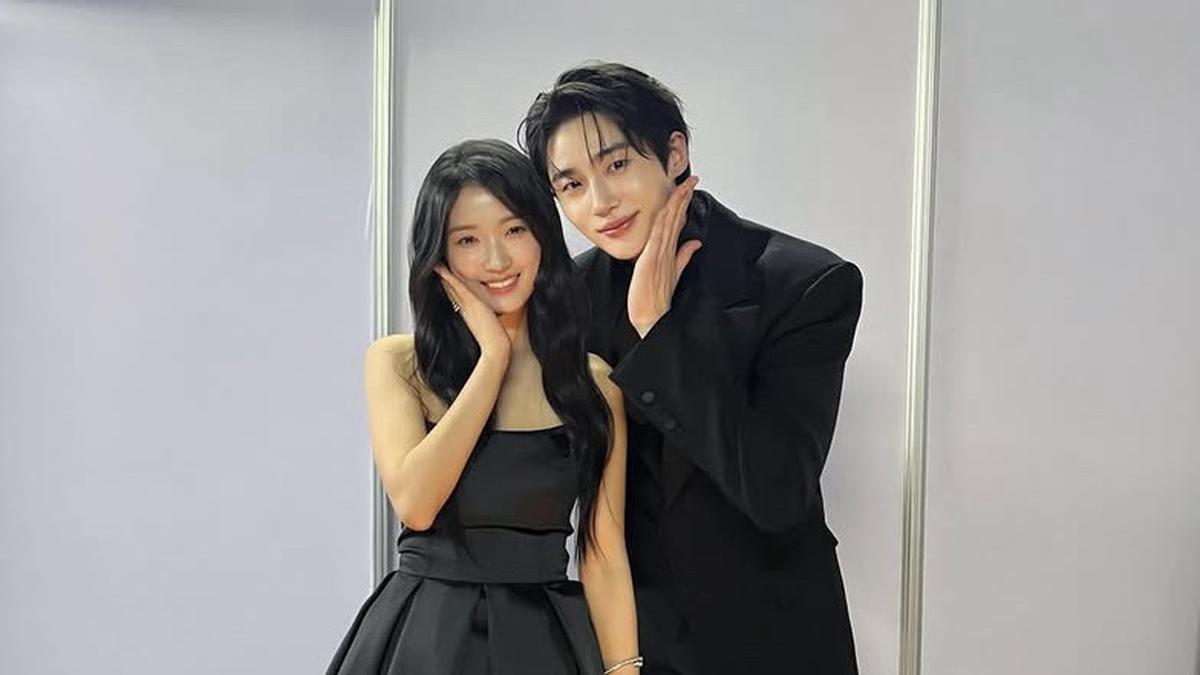 Obati Rindu Penggemar, Pemain Lovely Runner Byeon Woo Seon dan Kim Hye Yoon Hadir di Asia Artist Awards 2024 Kompak Kenakan Busana Hitam