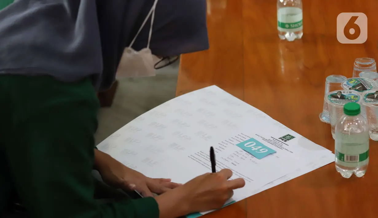 Suasana meja pendaftaran para bakal calon legislatif PKB yang turut dalam Uji Kelayakan dan Kepatutan (UKK) Bakal Calon Legislatif (Bacaleg) PKB di Kantor DPP PKB, Jakarta, Selasa (21/2/2023). Uji kelayakan dan kompetensi Bacaleg DPR RI ini sebagai bentuk komitmen untuk menjaring Calon Anggota Legislatif yang memiliki integritas dan kapabilitas. (Liputan6.com/Angga Yuniar)