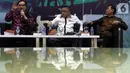 Mantan Ketua KPK Antasari Azhar (kiri) bersama anggota Komisi III DPR RI, Trimedya Panjaitan (tengah) dan mantan Wakil Ketua Komisi Yudisial (KY) Abbas Said menjadi pembicara dalam diskusi Dialektika Demokrasi di Kompleks Parlemen, Senayan, Jakarta, Kamis (7/11/2019). (Liputan6.com/Johan Tallo)