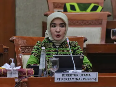 Direktur Utama PT Pertamina (Persero) Nicke Widyawati menyampaikan paparan dalam rapat dengar pendapat  dengan Komisi VI DPR di kompleks Parlemen, Senayan, Jakarta, Kamis (8/9/2022). Rapat tersebut perkembangan terkini soal kenaikan harga BBM bersubsidi, produksi atau lifting minyak, pengolahan minyak, serta kapasitas kilang minyak. (Liputan6.com/Angga Yuniar)