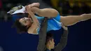 Atlet Tiongkok, Sui Wenjing (atas) dan Han Cong beraksi dalam kejuaraan figure skating China ISU Grand Prix di Beijing, Tiongkok, (7/11/2015). (AFP Photo/Wang Zhao)