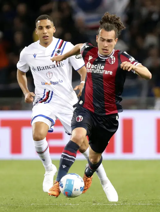 Pemain Bologna Arthur Theate (kanan) menggiring bola saat melawan Sampdoria pada pertandingan Serie A di Stadion Renato Dall'Ara, Bologna, Italia, 11 April 2022. Bologna menang 2-0. (Michele Nucci/LaPresse via AP)