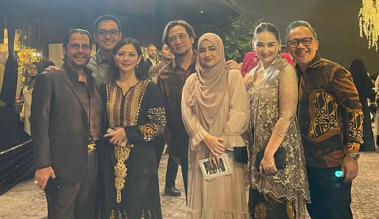 Pasangan artis senior yang selalu tampil harmonis dan jauh dari gosip. Indra Brasco dan Tengku Firmansyah kompak mengenakan batik, dan Cut Keke bersama suami Malik Bawazier. [Instagram/cindyfatikasari18]