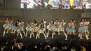 Penampilan member JKT 48 saat menghibur penonton dalam acara 'JKT48 Request Hour Setlist Best 30 2017' di Balai Sarbini, Jakarta, Sabtu (4/11). Para fans memilih 30 lagu dari antara seluruh lagu yang ada dengan cara voting. (Liputan6.com/Herman Zakharia)