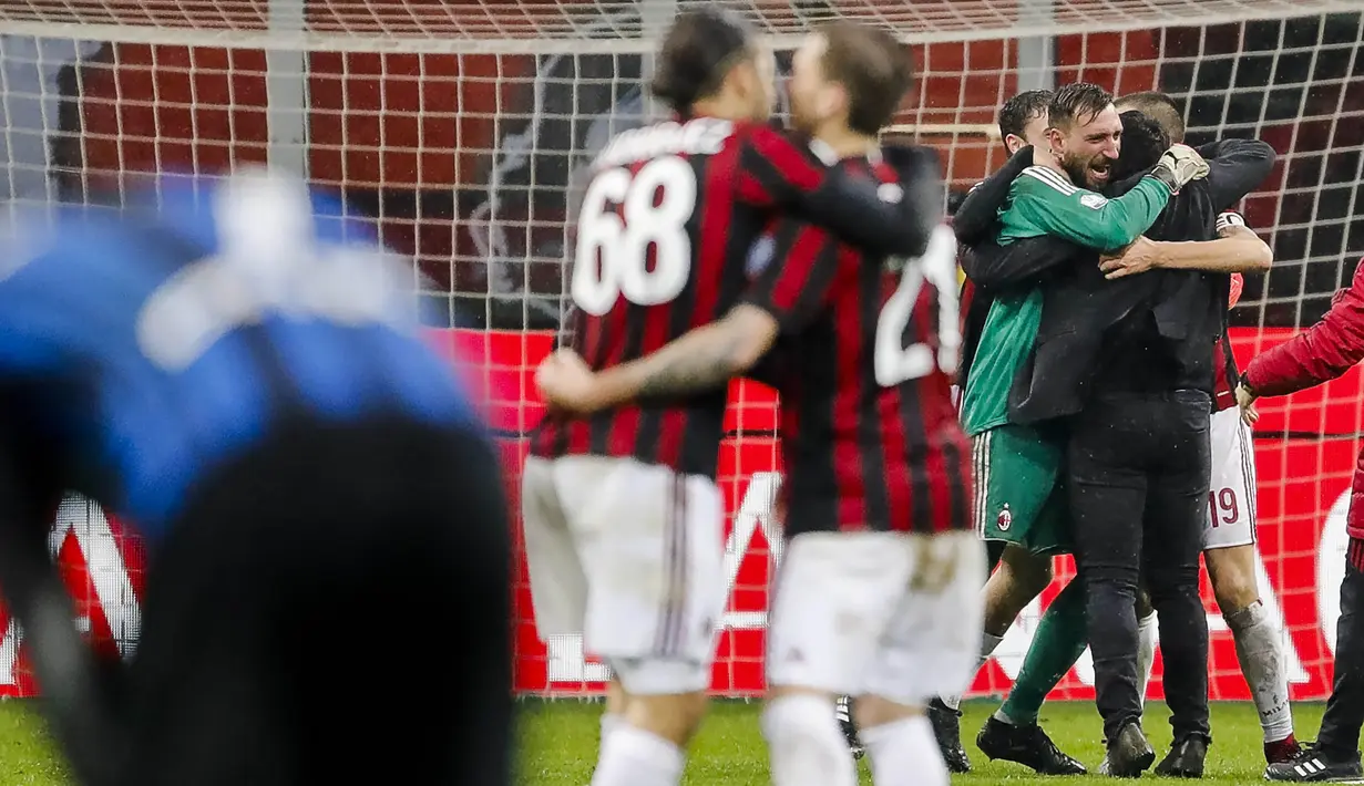 Para pemain AC Milan merayakan kemenangan atas Inter Milan pada laga perempat final Coppa Italia di Stadion San Siro, Rabu (27/12/2017). AC Milan menang 1-0 atas Inter Milan. (AP/Antonio Calanni)