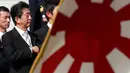 Perdana Menteri Jepang Shinzo Abe saat menghadiri upacara tahunan Pasukan Bela Diri (SDF) di Pangkalan Asaka, Jepang(23/10). (Reuters/Kim Kyun-Hoon)