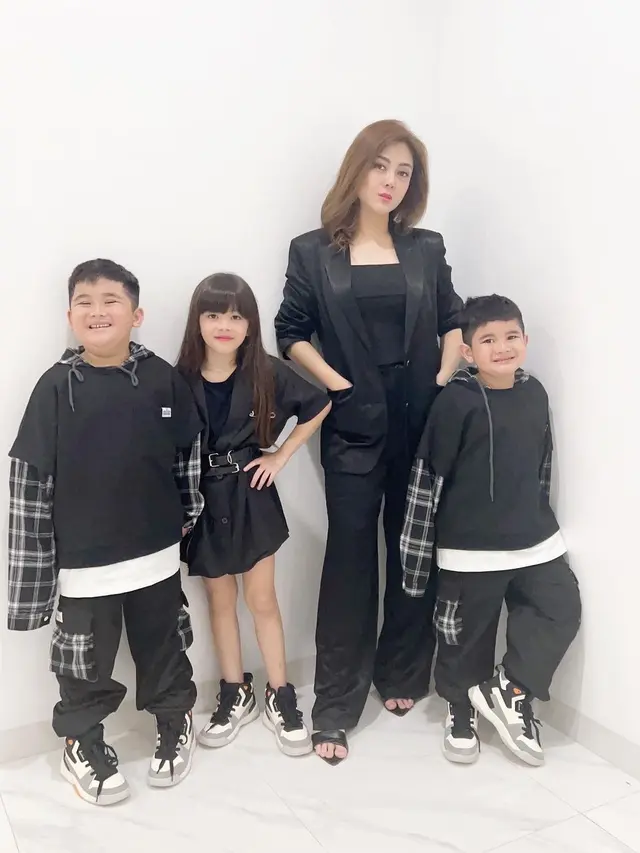 Dhena Devanka Bareng Tiga Anaknya