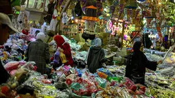Di Mesir, Ramadan merupakan perpaduan antara ibadah serta perayaan budaya yang meriah. Tampak dalam foto, Warga Mesir mencari lampion tradisional, yang dikenal secara lokal sebagai 'Fanous Ramadan', di pusat Kairo pada Kamis 12 Februari 2026. (Khaled DESOUKI/AFP)