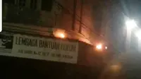 Diduga Kantor LBH Medan dilempari bom molotov oleh OTK. Di video terlihat api sempat menyala di dekat plank nama LBH Medan. Bahkan warga banyak yang menyaksikan