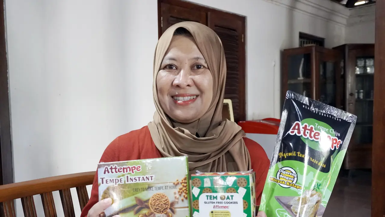 Nurhayati Nirmalasari (52) dengan produk Attempe buatannya