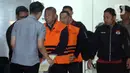 Dalam operasi tersebut, KPK mengamankan 16 orang, termasuk bupati dan sejumlah pejabat Pemerintah Kabupaten Tulungagung. Tampak dalam foto, Bupati Tulungagung, Gatut Sunu Wibowo (kedua kiri) dibawa petugas menuju mobil tahahan usai menjalani pemeriksaan intensif di Gedung Merah Putih Komisi Pemberantasan Korupsi (KPK), Jakarta, Minggu (12/4/2026) dini hari WIB. (Liputan6.com/Helmi Fitrhiansyah)