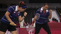 Dihari terakhir, Hary Susanto/Leani Ratri Oktila berhasil menambah pundi-pundi medali emas Indonesia di Paralimpiade Tokyo 2020. Hary/Leani memperoleh medali emas dari cabang olahraga bulutangkis nomor ganda campuran kelas SL3-SU5. (Foto: AP/Kiichiro Sato)