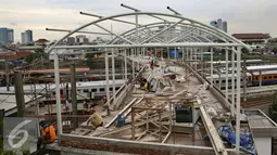 Pembangunan JPO di Stasiun Tanah Abang ditargetkan pada November ini memasuki tahap finishing, Jakarta, Senin (17/10). JPO ini ditargetkan kelar paling lambat Januari 2017. (Liputan6.com/Johan Tallo)